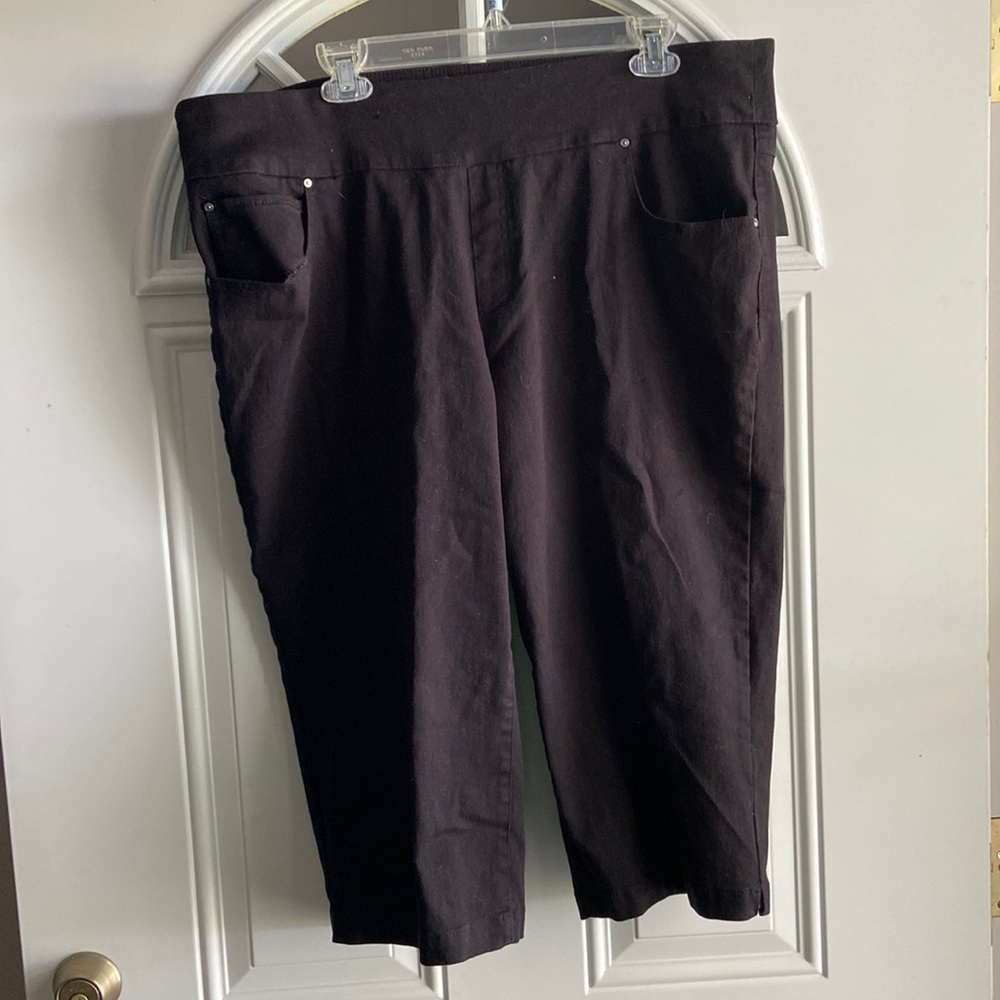 Black capris